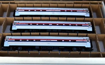 (C60) MTH Electric Trains Amtrak Coach And Cafe Cars In Rail Carrier Box - 2 Diesel Engines