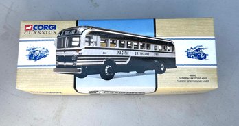 (E100) Corgi Classics 98600 General Motors 4502 Pacific Greyhound Line