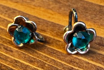B121 Vintage Screw-Back Flower Earrings With Green Rhinestones