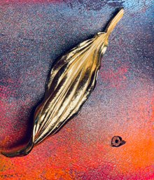 (J20) Vintage TRIFARI Gold Tone Sculpted Leaf Brooch