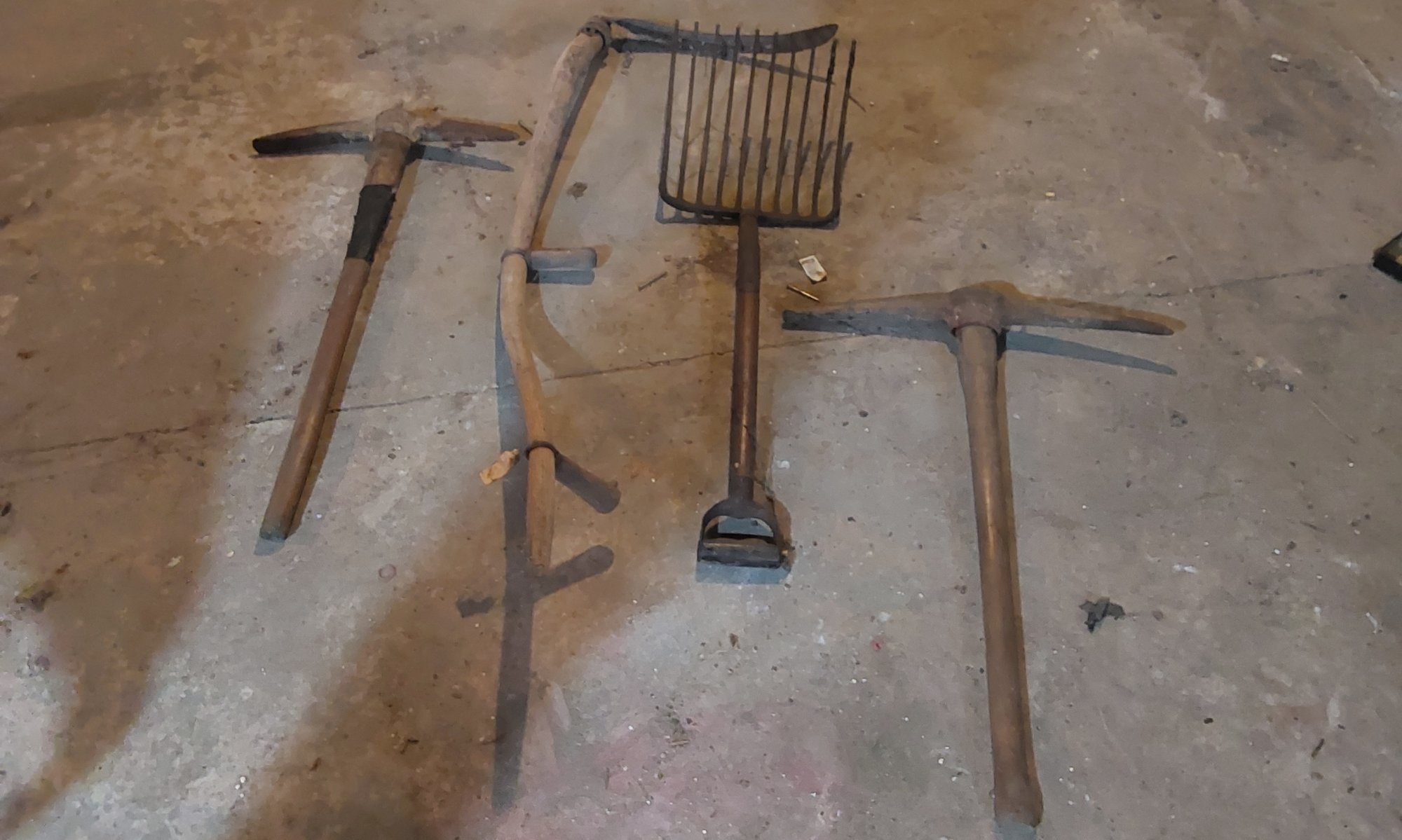 Alley Tools VINTAGE YARD TOOLS #2089968 | Auctionninja.com