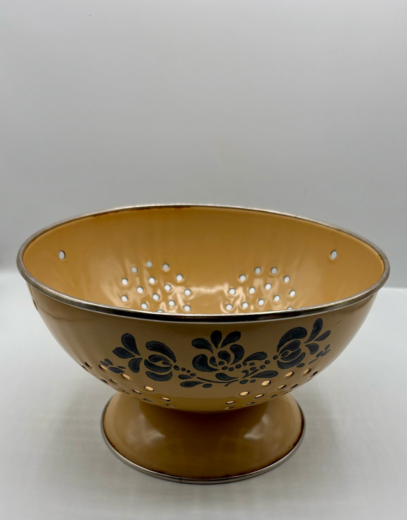 Vintage Pfaltzgraff Folk Art Pattern Colander. Missing Handles. 17233