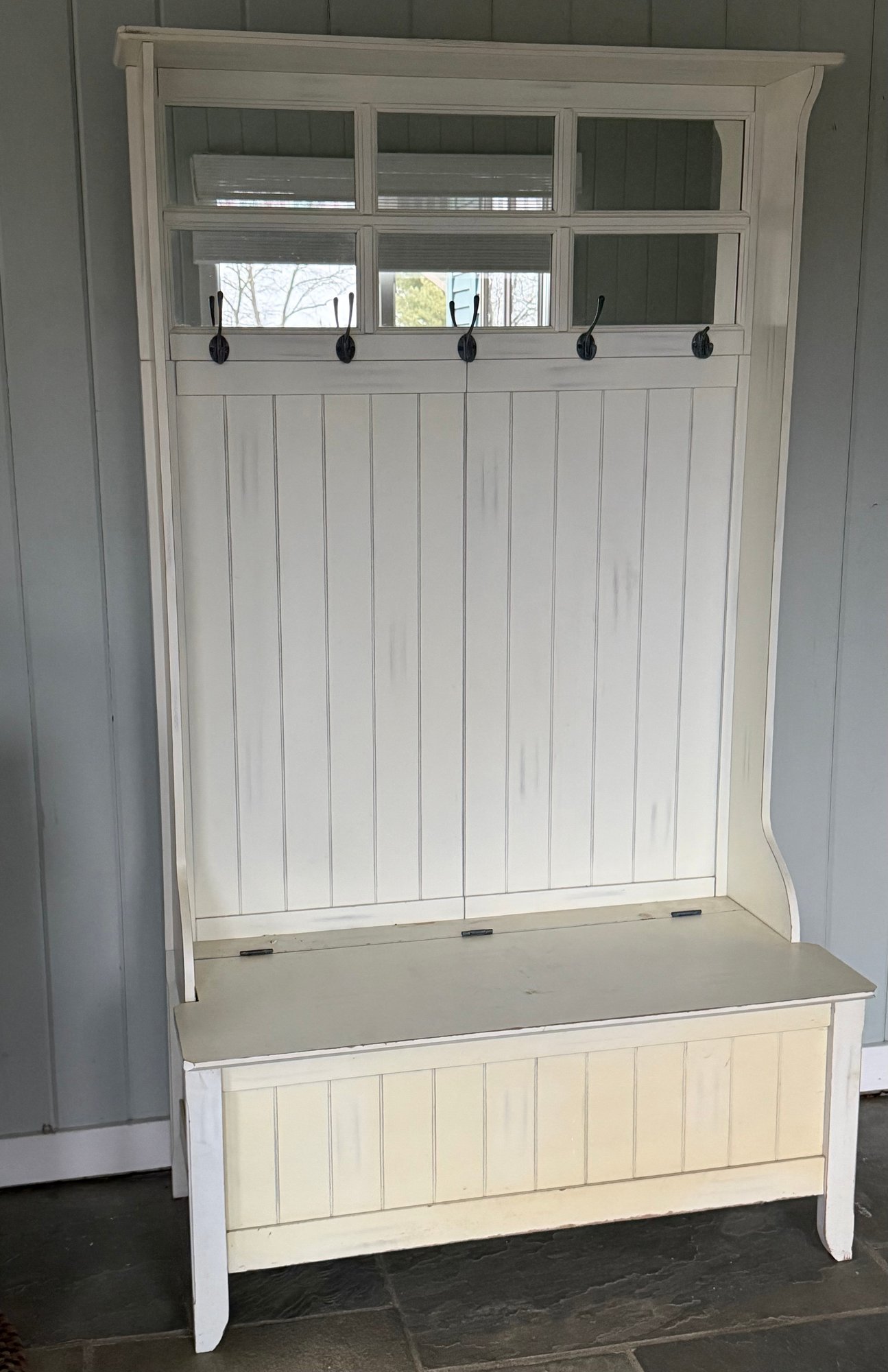 Rustic Hall Storage Bench With Coat Hooks #2239614 | Auctionninja.com