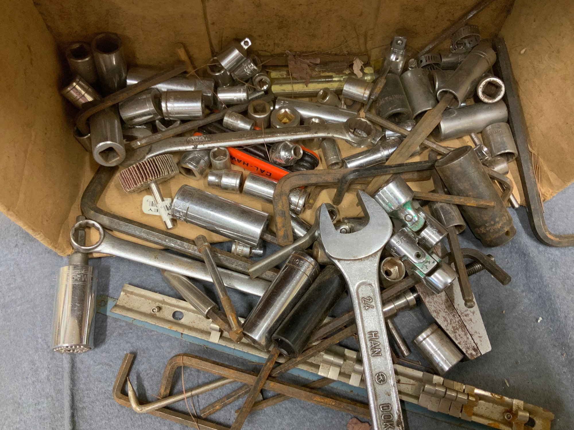 Alley Tools Lot Of Hand Tools Sockets Various Items #2284444 | Auctionninja.com