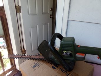 Black & Decker Hedge Trimmer With 18 Inch Blade Auto Stop    Works