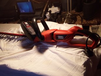 Black & Decker 24 Inch Hedge Trimmer Works Great