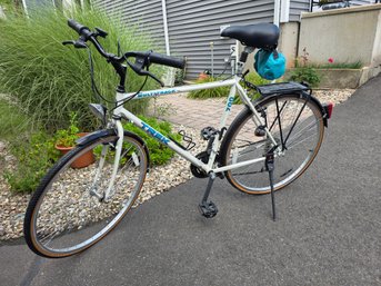 Vintage Trek MultiTrack 700 Hybrid / Commuter Bicycle - Early To Mid 1990s