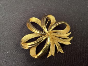 Vintage Trifari Bow Ribbon Gold Tone Pin Brooch