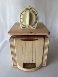 Universal Scale By Landers, Frary & Clark New Britain,cT And Timer (F4)