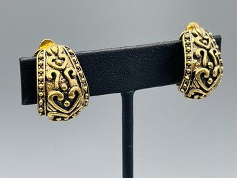 Vintage Gold Tone Clip-on Earrings - CL4