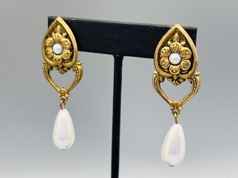 Pretty Vintage Pearl Gold Tone Dangle Earrings - C6