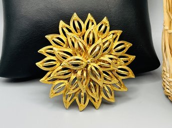 Vintage Roget Signed Gold Tone Brooch/Pin
