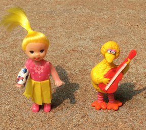 Lot Of 2 Vintage Toy Action Figures - 1982 Tara Toys Sesame Street Big Bird Playing Guitar & Barbie Kelly Doll