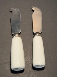 Pair Of WHITE ACRYLIC HANDLED STAINLESS STEEL SERRATED CHEESE SLICING & SERVING KNIFE 🧀