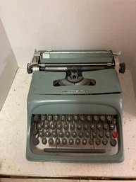 Underwood Olivetti Studio 44 Typewriter