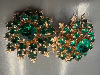 Vintage Green Rhinestone Clip-on Earrings From The 1950s Featuring A Gold-tone Sunburst Or Atomic Design