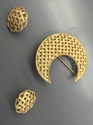 Vintage Crown Trifari Gold-tone Lattice Crescent Moon Brooch And Earring Set