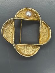 Vintage Gond-tone Brooch Featuring Abstract Knot Design With A Central Faux Pearl Sarah Coventry Collection