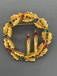 Vintage Gold-tone Brooch Is A Holiday Christmas Wreath Design Featuring Two Lit Candles In The Center
