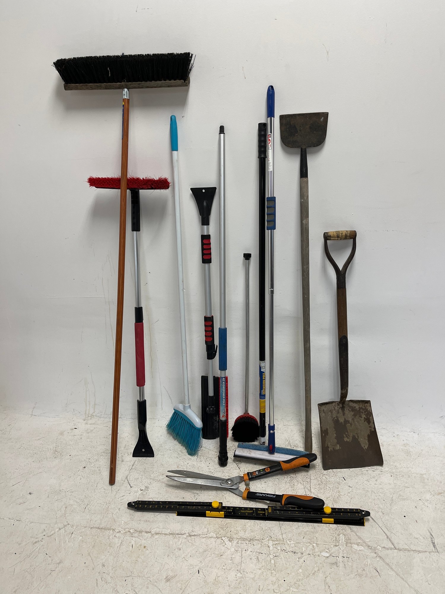 Alley Tools 12 Assorted Garden And Cleaning Tools And Poles #2329366 | Auctionninja.com