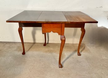 .antique Philadelphia Walnut Drop Leaf Tea Table With Trifid Feet