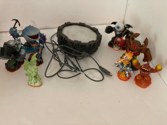 Assorted Skylanders - 8 Figures & Portal