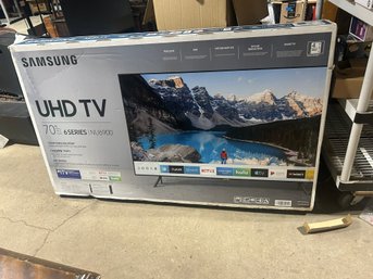 SAMSUNG 70' NU6900. IN BOX WITH REMOTE AND TESTED!!WOW!!