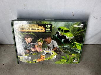 GLOW IN THE DARK JITTERY GIT DINOSOUR SET. NEW IN BOX