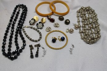 ASSORTMENT OF COSTUME JEWELRY