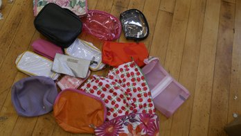 ASSORTMENT OF SMALL TOILETRY / MAKE-UP BAGS