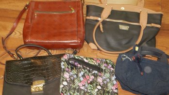 ASSORTMENT OF PURSES / HANDBAGS
