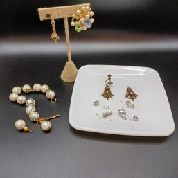 Lot Of Broken, Loose And Single Vintage Jewelry