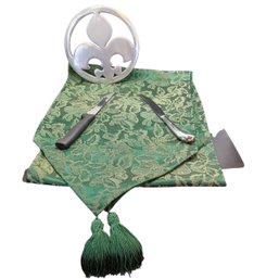 Table Runner, 2 Steak Knives & Aluminum Trivet