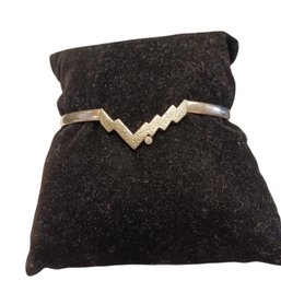 585 14k White Gold Clasped Bangle Bracelet W/ Diamond Chip