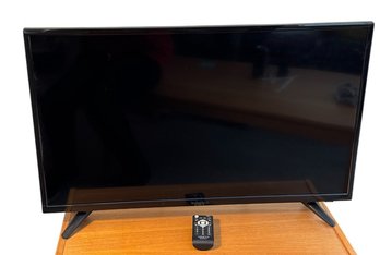 Insignia 32 Inch Flatscreen Television & Remote (BLR)