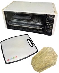Black & Decker Toaster Oven & Assorted Cutting Boards (K)