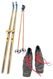 Bonna Model 1800 Skis With Poles And Shoes