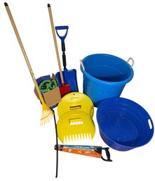 Shovels, Rakes, Buckets And Assorted Outdoor Items 9pc (BR2)
