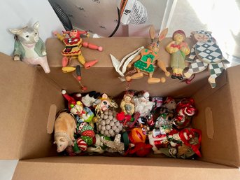Box Of Xmas Ornaments Lots Of Pigs   (Lr)