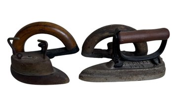 Old Sad Irons & Extra Detachable Handles 4pc (BR)