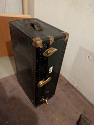 Vintage Trunk With One Broken Clasp