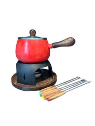 Red Fondue Set With Wood Base & Stainless Steel Skewers (D)