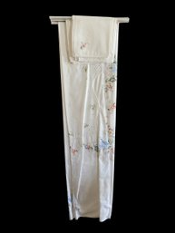 White Linen Embroidered Floral Tablecloth & Napkins  (Br1)