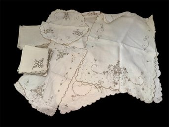 Table Runners, Doilies & Cocktail Napkins (L)