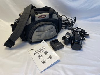 Nikon Coolpix  5700 Digital Camera & Case  (l)