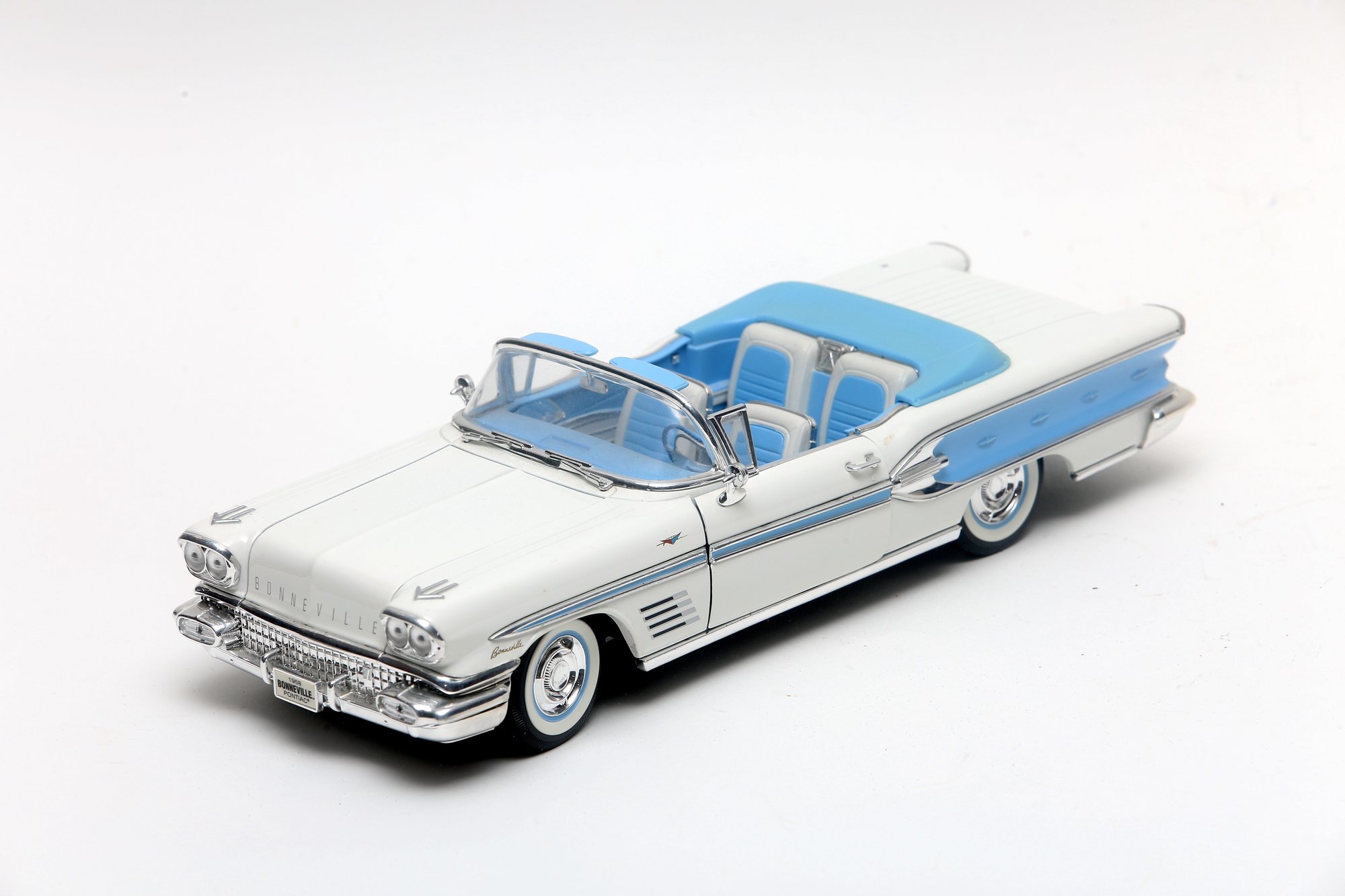 1:18 Scale Road Signature Die Cast 1958 Pontiac Bonneville #145011