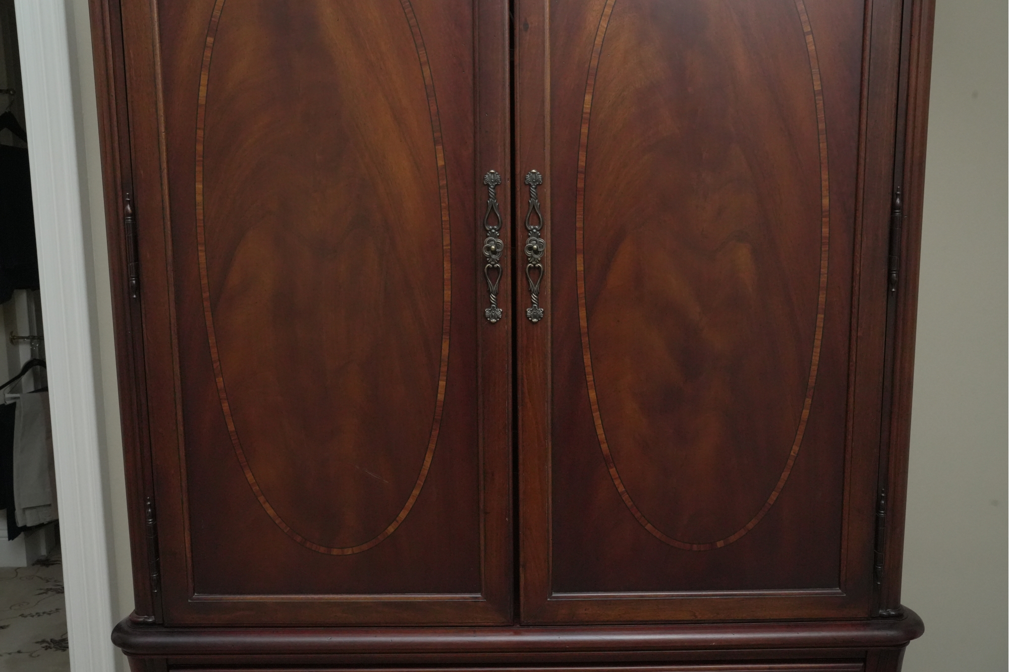 Si Shellcrest Thomasville Traditional Mahogany Armoire With Shell Crest And Inlaid ...