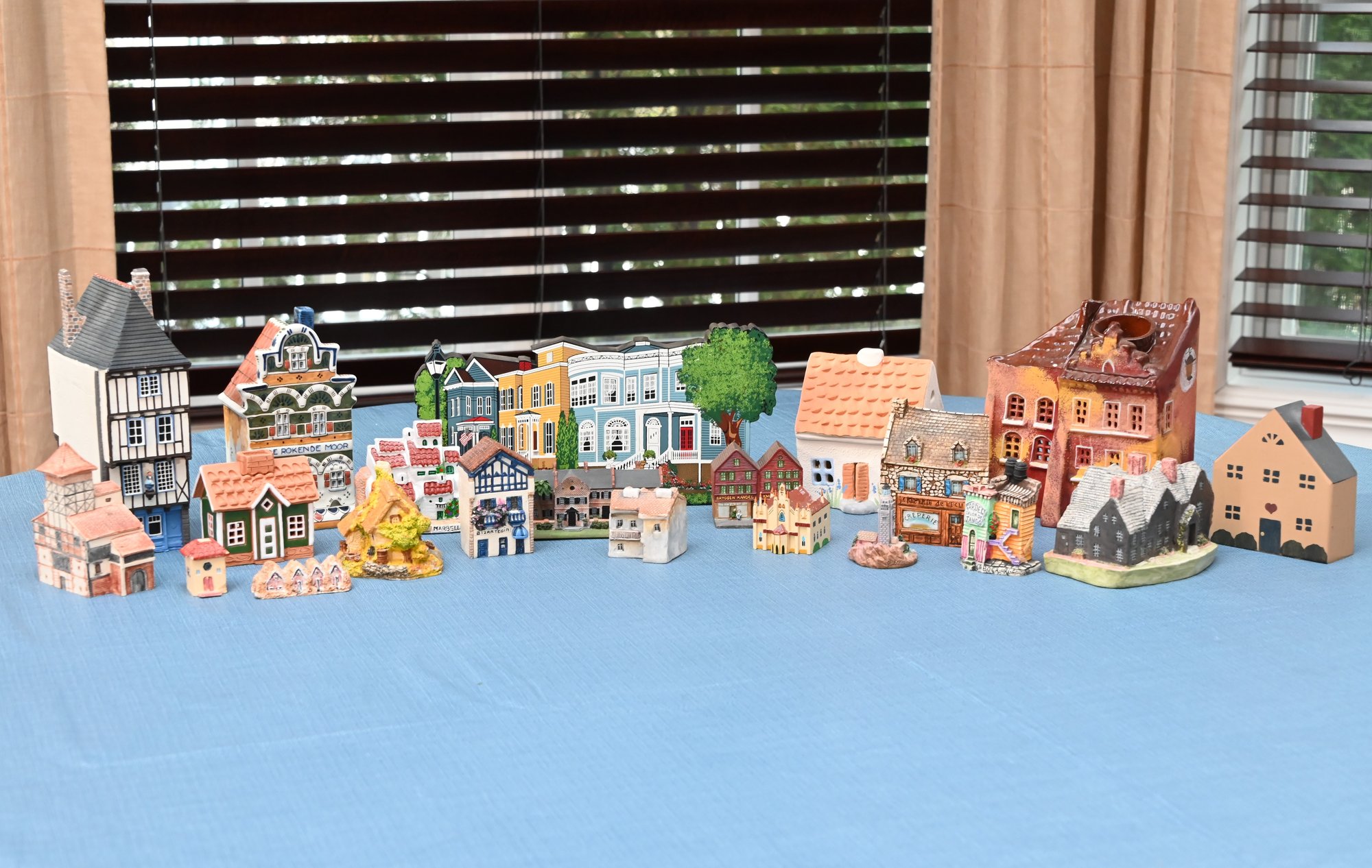 Collection Of Mini Houses #152417 | Auctionninja.com
