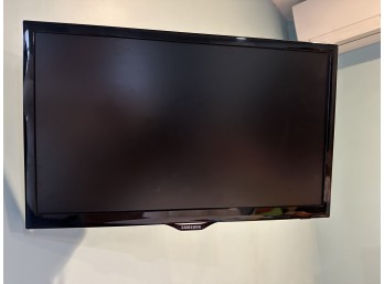 Samsung Television With Wall Mount Hardware Included