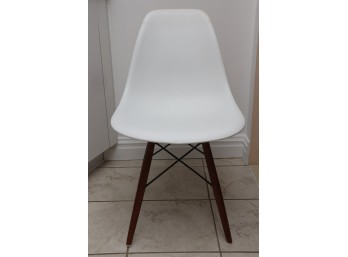 Set Of 4 MCM Style White Molded Plastic Shell Chairs